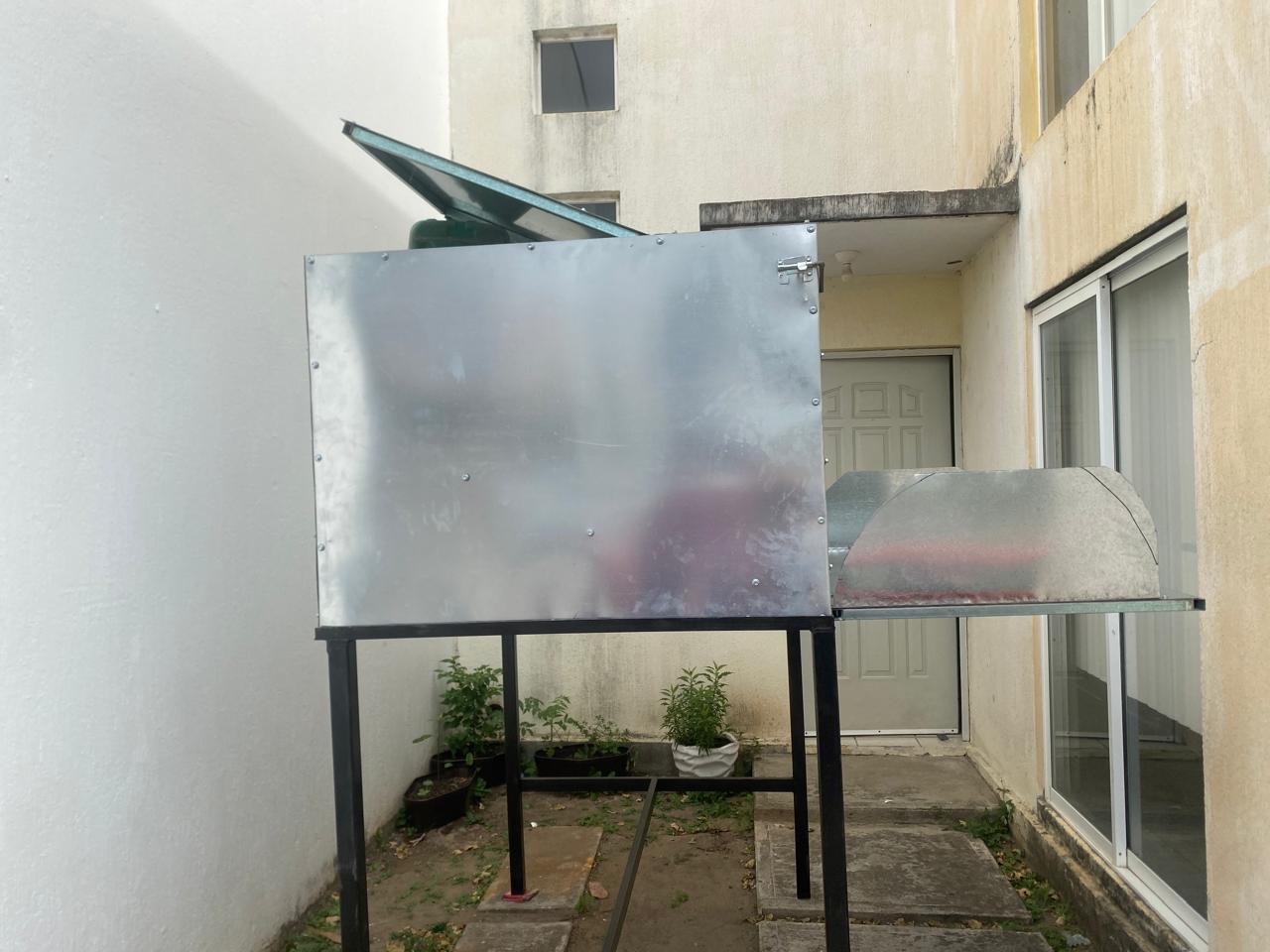 Contenedor de basura urbano en desarrollo, vista frontal lateral.